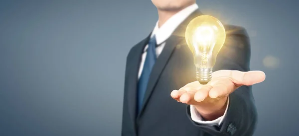 Hand hålla belyst glödlampa, innovation inspiration co — Stockfoto