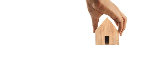 Жилой дом жилой структуры в руке — стоковое фото