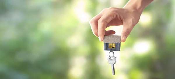 Emlakçı ev anahtarlarını elden teslim ediyor. — Stok fotoğraf