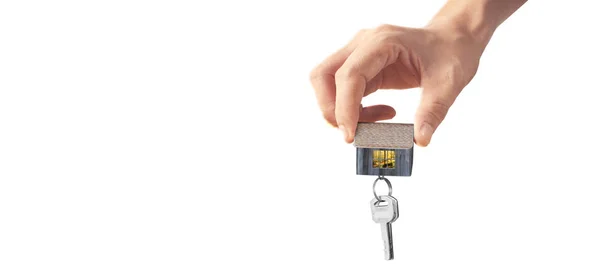 Agente inmobiliario entregando llaves de la casa en mano —  Fotos de Stock