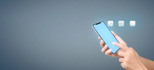 Man hand hålla smartphone enhet och röra vid skärmen — Stockfoto