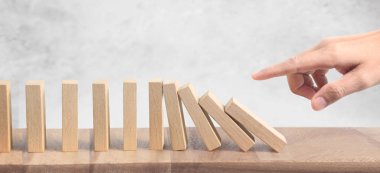 El ve Domino etkisi benzersiz bir şekilde durdu.