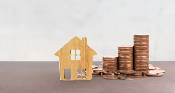 Coin stack House model spaarplannen voor huisvesting — Stockfoto