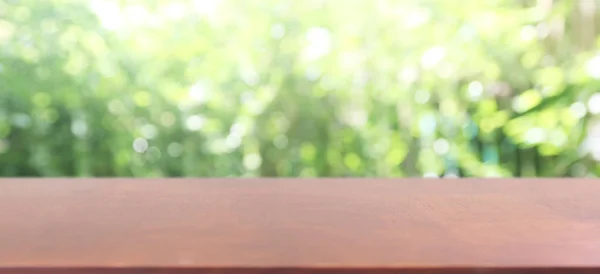 Arrière-plan, affichage de la table en bois sur le jardin d'arbres vert flou — Photo