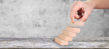  Ahşap blok, basamak gibi dizilmiş. İş konsepti gro