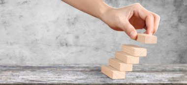  Ahşap blok, basamak gibi dizilmiş. İş konsepti gro