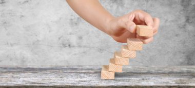  Ahşap blok, basamak gibi dizilmiş. İş konsepti gro