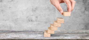  Ahşap blok, basamak gibi dizilmiş. İş konsepti gro