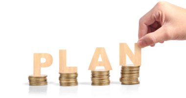 Elindeki tahta küple paralar üst üste yığılmış. büyüyen büyüme değeri