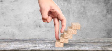  Ahşap blok, basamak gibi dizilmiş. İş konsepti gro