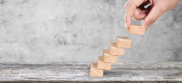 Bloque de madera apilado a mano como escalera de escalón. Concepto empresarial gro —  Fotos de Stock