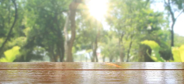 Fond nature, Affichage de la table en bois sur le jardin vert flou — Photo