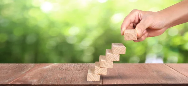 Holzklötze in der Hand stapeln als Treppe. Geschäftskonzept — Stockfoto