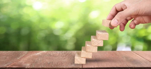Holzklötze in der Hand stapeln als Treppe. Geschäftskonzept — Stockfoto
