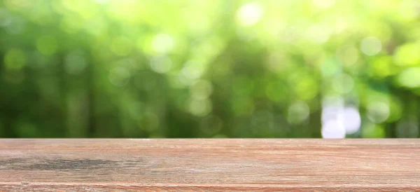 Natur bakgrund, Trä bord display över suddig grön trädgård — Stockfoto