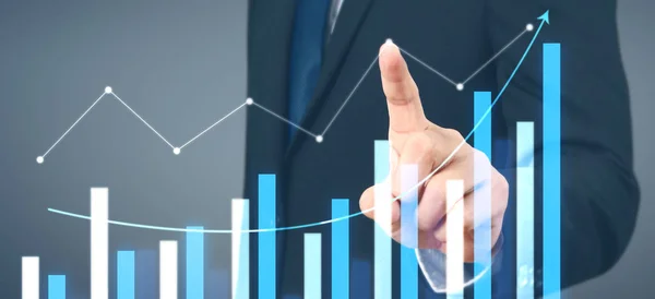 Geschäftsmann plant Graphenwachstum und Steigerung des Chart-Positivs — Stockfoto