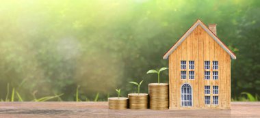 Bozuk paraların üzerinde madeni para yetiştirme evi. Yatırım önerisi kavramı