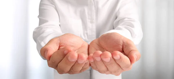 Young man giving empty hand. showing concept — Stock Photo, Image