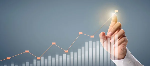 ビジネスマン計画グラフの成長とチャートのプラスの種類の増加 — ストック写真