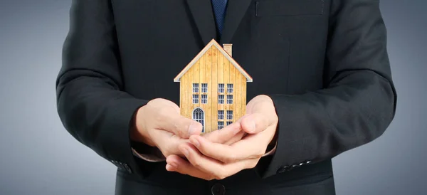 Huis Residentiële structuur in de hand, business home — Stockfoto