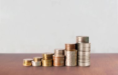  Grafik borsası. Yığınla bozuk para. Yatırım tasarrufu