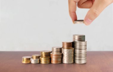 Yığınla bozuk para. Yatırım tasarruf kavramı