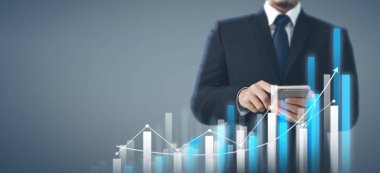 El ele tutuşan akıllı telefon cihazı ve dokunaklı ekran. Hisse senedi.