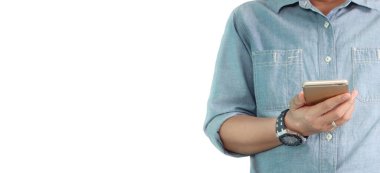 smartphone aygıt tutarak ve ekran dokunaklı adam el