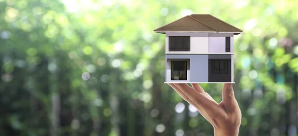 Huis Residentiële Structuur in de hand, business home idee — Stockfoto