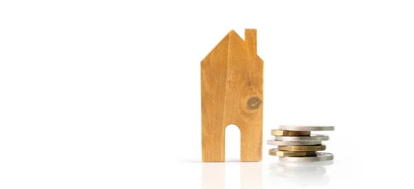 Malé domky stojící na hromadách mincí. ikona úspory investic — Stock fotografie