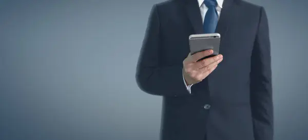 Ręki człowiek posiadający urządzenia smartphone i dotykania ekranu — Zdjęcie stockowe