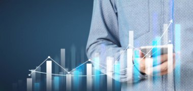 El ele tutuşan akıllı telefon cihazı ve dokunaklı ekran. Borsa konsepti. Grafik analiz mumuyla bakan işadamı