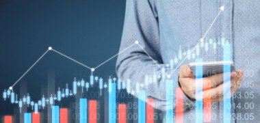 El ele tutuşan akıllı telefon cihazı ve dokunaklı ekran. Borsa konsepti. Grafik analiz mumuyla bakan işadamı
