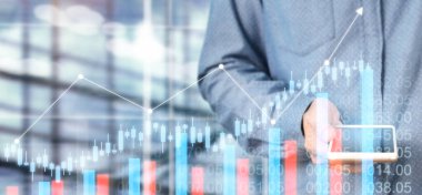 El ele tutuşan akıllı telefon cihazı ve dokunaklı ekran. Borsa konsepti. Grafik analiz mumuyla bakan işadamı