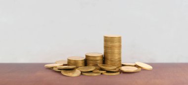 Grafik borsası. Yığınla bozuk para. Yatırım ve tasarruf kavramı