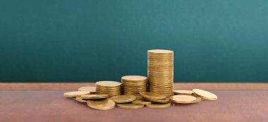 Grafik borsası. Yığınla bozuk para. Yatırım ve tasarruf kavramı