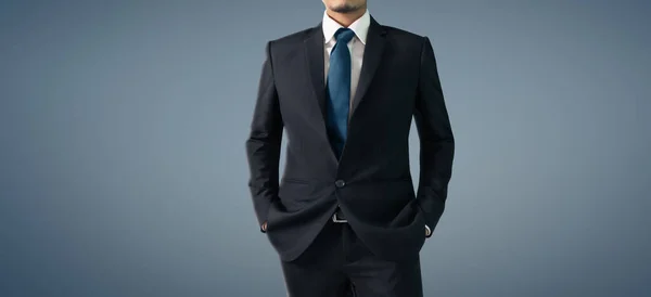 黒のスーツを着たハンサムな男のビジネスの肖像 — ストック写真