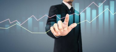 İşadamı, işinde grafik büyümesi ve grafik artışı için olumlu göstergeler planlıyor