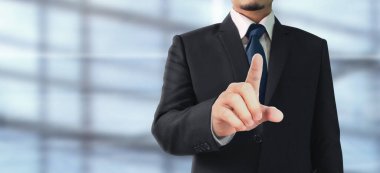 Siyah takım elbiseli yakışıklı adamın iş portresi. Ekrana dokun.