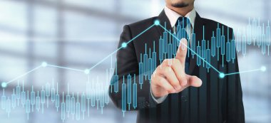 İşadamı, işinde grafik büyümesi ve grafik artışı için olumlu göstergeler planlıyor