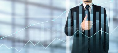 İşadamı, işinde grafik büyümesi ve grafik artışı için olumlu göstergeler planlıyor