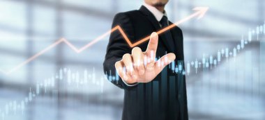 İşadamı, işinde grafik büyümesi ve grafik artışı için olumlu göstergeler planlıyor