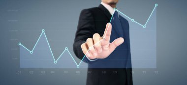 İşadamı, işinde grafik büyümesi ve grafik artışı için olumlu göstergeler planlıyor