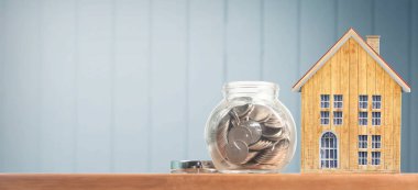 Ahşap alan üzerine ev modeli. Ev, konut ve emlak kavramı, iş fikri.