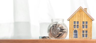 Ahşap alan üzerine ev modeli. Ev, konut ve emlak kavramı, iş fikri.