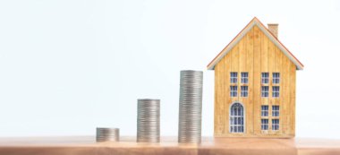 Ahşap alan üzerine ev modeli. Ev, konut ve emlak kavramı, iş fikri.