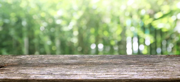 Fond Nature Affichage Table Bois Sur Jardin Arbres Vert Flou — Photo