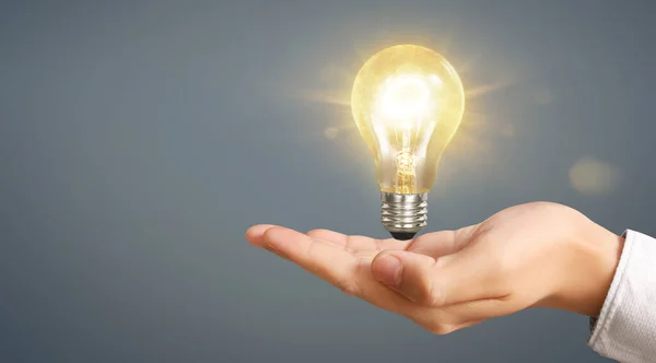 Die Hand Hält Eine Beleuchtete Glühbirne Idee Innovation Inspiration Konzept — Stockfoto