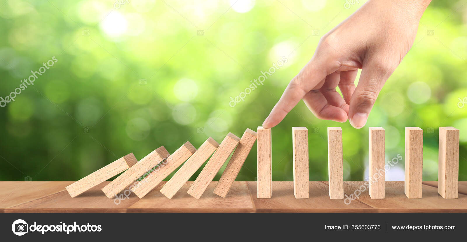 用独特的商业理念阻止多米诺骨牌效应——图库图片© aeydenphumi #355603776