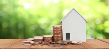 Ev modeli ve madeni paralar. Konut ve Emlak kavramı. ev işi fikri